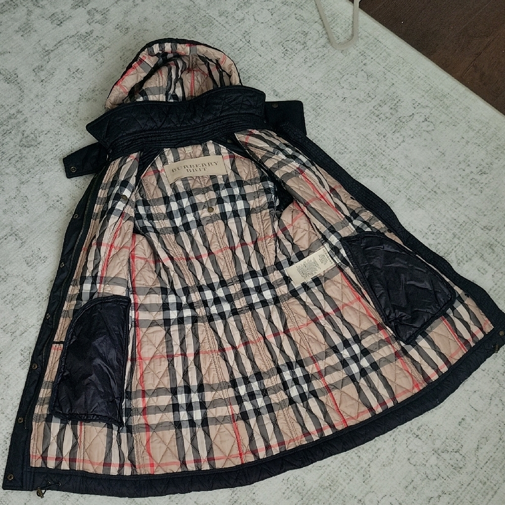 Burberry Black Quilted Puffer Coat with Signature Beige Check Lining - Picture 5 of 16